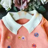 Set di abbigliamento per ragazze Autunno Inverno Maglione lavorato a maglia con fiori + Gonna a pieghe a righe 2 pezzi Abbigliamento per bambini 210528