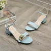 Kvinnor Sommar Fashion 2021 Sandaler Square Ladies Metal Logo Flat Slides High Heel Slippers Lyxig designer Skor med låda