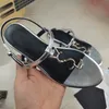 2021 Nieuwe Collectie Designer Platte Sandalen Metalen Strip Zwart Lakleer Vrouwen Eerbetoon Echt Leer Brief Sandalen Metalen Gesp vrouwen Schoenen Strand Slippers Slides