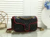 Einfarbige klassische Retro-Umhängetasche für Damen, Handtaschen mit goldenem Kettenriemen, Tragetaschen für Damen, diagonale Span-Tasche, Geldbörsen 443497