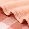 タオルコットン市松模様のスーパー吸収性の柔らかくて快適な顔洗浄家庭用製品34x74cm
