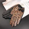 Cinco dedos luvas femininas leopardo couro genuíno inverno engrossar que quente conduzindo o arco feminino touch touch tel screen h89
