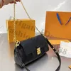 Junge Frauen Leder Schwarz Achselhöhle Umhängetaschen Überall Buchstaben Weiße Klappe Dame Kette Handtaschen Damen Shop Sommer Handtasche Mädchen Großhandel