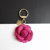 سلاسل المفاتيح Lanyards Camellia Flower Keyrings Bag سحر PU الجلود القلادة سلاسل مفاتيح السيارة الإكسسوارات أسود أبيض وردة حلقات مفاتيح الحلقات الحلقات للنساء 0