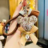 Schlüsselanhänger Lanyards 2024 neuer Luxus-Designer-Schlüsselanhänger voller Strass-Diamant-Cartoon-Bär-Kristall-Ringhalter-Anhänger-Tasche Damen-Handtaschenschlüssel zufälliger Buchstabe