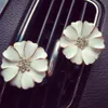 Bilparfymklämma Hem Essential Oljediffusor Lukt dofter Outlet Locket Rhinestone Daisy Flower Auto Air Freshener Konditionering Ventil Klipp Aromaterapi Dekor