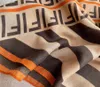 Versão coreana do novo alfabeto transfronteiriço outono e inverno cachecol quente mulheres dual-use sunscreen shale gaze algodão e linho toalha de praia atacado