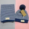 Moda Kış Örme Çocuk Kapaklar ve Atkılar Set Şerit Örgü Beanies Topu Bebek Yumuşak Eşarp Ile Etiketler Toptan