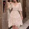 2024 Ny kvinnors klänning högkvalitativ självporträtt Sommarbanan Vattenlöslig spetsar Håliga ut kvinnor Puff Sleeve Cake Mini Dress Summerklänningar för kvinnor 383