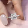 シンプルなスクエア 1ct 模擬ダイヤモンドリング指女性のための婚約結婚式ファインジュエリーエメラルド 925 スターリングシルバーリング