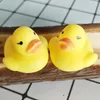 Baby Kąpiel Toy Silicon Decompression Słodkie zabawki Dzieci Lato pływanie Mini Żółta Kaczka Dźwięk Grzechot Basen Zabawa 4 * 4 * 3cm