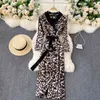 SINGREINY, vestido Retro con estampado de leopardo para mujer, cuello en V, fajas de manga larga, vestidos ajustados, moda de otoño, ropa de calle, vestido Midi dividido Sexy 210419