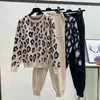 Mode höst vinterkvinnor passar leopard stickad o-collor pullover tröja och byxor två styck set 210519