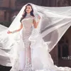 Luxuriöses Meerjungfrau-Brautkleid mit Strass-Kristallen, Stehkragen, Perlenapplikation und langen Ärmeln, wunderschönes Dubai-Hochzeitskleid mit Überrock