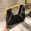 Super cool svart läderväska vaxkohid högkvalitativa högkapacitets axlar med en logotyp på sidan Unisex design handväska