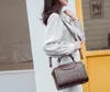 2022 Europäischer und amerikanischer Sommer Neue Handtasche Boston Kissenbeutel Moderne und einfache Großkapazität One-Shoulder Messenger-Frauen-Taschen