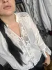 Inspiré blouse blanc coton dentelle broderie florale chemise pour femmes style ample col en v à manches longues tunique sexy hauts 210412