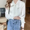女性のブラウスシャツ2021秋の長袖シャツファッションルーズ韓国の弓襟サテンシフォンブラウスオフィスレディスタイルの女性のトップスと