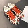 Partihandel män och kvinnors högkvalitativa lediga skor jordgubbe kärlek stil mode all-match vit shoess storlek 34-44