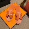 Klasik Marka Tasarımcısı Terlik Sandalet Lüks Serin Terlik Kadın Yaz Slaytları Çok Yönlü Rahat Bir Çizgi Düz Alt Net Kırmızı Beacha Sandal Giymek