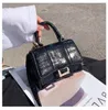 Flickor designer handväskor mode lyxiga barn metall bokstav spännen en axelväska barn pu kedja avslappnad messenger väska f209