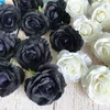 svartvita konstgjorda blommor