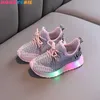 Taille 21-30 Enfants Respirant Antidérapant Baskets Lumineuses Baskets pour Garçons Filles Led Light Up Chaussures Bébé Glowing Casual Chaussures G1025