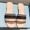 Berömda Beach Designer Kvinnor Platta Tofflor Sandaler Slides Sandaler Mjuk deg Äkta läder Flats Sula Dam Kvinnor Tofflor Sandal Storlek 35-42 Med Box