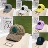디자이너 Unisex 자수 야구 모자 겨울 두꺼운 모자 따뜻한 방풍 모자 캐주얼 편지 양고기 양모 야외 테 디 캐시미어 모자 남자 여자