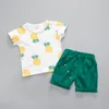 赤ちゃん男の子の女の子の夏の服ファッションコットンセットプリントフルーツスポーツスーツの男の子Tシャツショーツ子供布の子供服セット