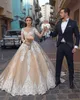 2021 Champagne arabo splendido abito da ballo abiti da sposa applicazioni di pizzo bianco scollo rotondo perline di cristallo maniche lunghe Sweep Train Puffy Tulle aperto sul retro Abiti da sposa