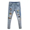 Jeans da uomo High Street 2023 Summer Streetwear Pantaloni con fori strappati ricamati Patch Slim Fit da uomo
