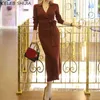 Элегантное осень вязание платье женщина сексуальная V-образным вырезом с длинным рукавом тонкая талия вязальное платье Vestido Корейский бордовый бизнес трикотаж Y1204