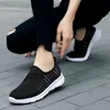 Bra sneaker kvinnors lediga mode löparskor sneakers blå svart grå enkel dagliga mesh kvinnliga tränare utomhus jogging promenader storlek 36-40