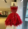 Vestidos de cóctel rojos de diseñador 2022 Mini longitud Lentejuelas rebordear brillantes Vestido de fiesta corto Vestidos de fiesta de regreso a casa de plumas preciosas Cus204S