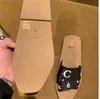 A1 2021 브랜드 여성 우디 뮬 Fflat 슬리퍼 Deisgner 레이디 레터링 패브릭 야외 가죽 단독 슬라이드 샌들