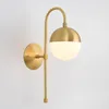 Lampada da parete moderna in ottone da comodino nordico a metà tondo in rame con sfera in vetro per lampade da soggiorno