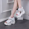 Sandaler 2021 Kvinnors Läder Vår Sommar Dam Promenadskor Mode Casual Hög plattform Med klack Kilar Walk