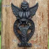 2 stycken antika gjutjärnsvingad ängel dörr knocker cherub dörrlås metall dörr grind dekoration prydnad rustik brun hantverk heminredning