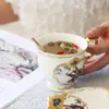Platillo de taza de té y café de cerámica real con juego de cuchara, carcasa de lujo con diseño de animales dibujados a mano, tazas de té de flores para la tarde, platillos