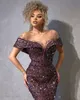 Robes de soirée de sirène violette paillettes paillettes de cou de bijou paillettes plume robe de bal longue coiffée à manches courtes balayage robe de fête formelle