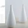 Nordische Vase moderne einfache Keramik Schwarz weiß getrockneter Blumenpot Blumenarrangement Tabletop Orament Home Decor Hochzeitsgeschenke 211215