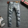 Italiensk stil mode män jeans retro ljusblå elastisk smal passform rippade denim byxor streetwear vintage designer bomullsbyxor