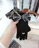 Bowknot de rayas Guantes de cachemira para damas coreanas de moda de invierno moda linda pantalla táctil de cinco dedo dedo dedo dedo 211124