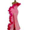 キラキラマーメイドウエディングドレスユニークなデザイナー羽のイブニングガウンサイドスプリットパーティークラブウェアローブデソイー