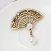 Pins, broscher rhao traditionell etnisk stil gammal gyllene ihålig fläkt hängande pärla form brosch, klassiska all-match kreativa kappstift.