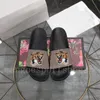 Designer Slippers Slides Mens Femmes Sandaux d'été Place Slide plate-forme plate Plateforme de salle de bain Sandali Salle de bain Chaussures tongs Brefted Causal