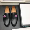 Nowe buty casualowe futro zimowe Mężczyźni Mokasyny 2021 Slip On Moda Drivers Loafer Wysokiej Jakości Prawdziwe Skórzane Mokasyny Czarne Białe Mężczyźni Buty