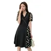 Zomer slijtage slanke hepburn stijl afslanken kleine zwarte jurk elegante taille knuffelen V-hals mesh stiksels Franse jurk 210515