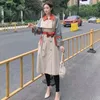 [EWQ] İlkbahar Sonbahar Yeni Uzun Kollu Bayanlar Rüzgarlık Dikiş Kontrast Renk Yaka Moda Kruvaze Palto Kadınlar 210423